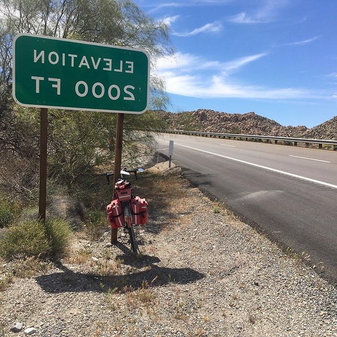 道路和自行车的路标上写着“海拔2000英尺”